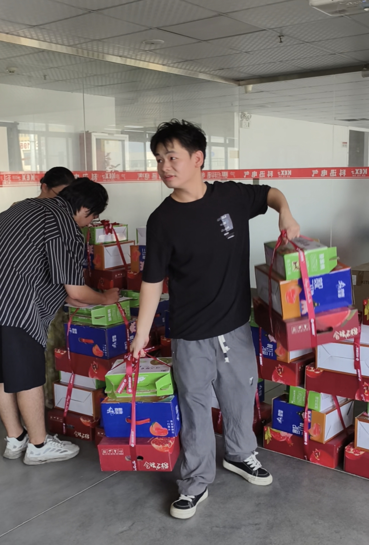 Vidurio rudens šventės proga Kexun Electric kiekvienam darbuotojui paruošė išskirtines dovanų dėžutes.