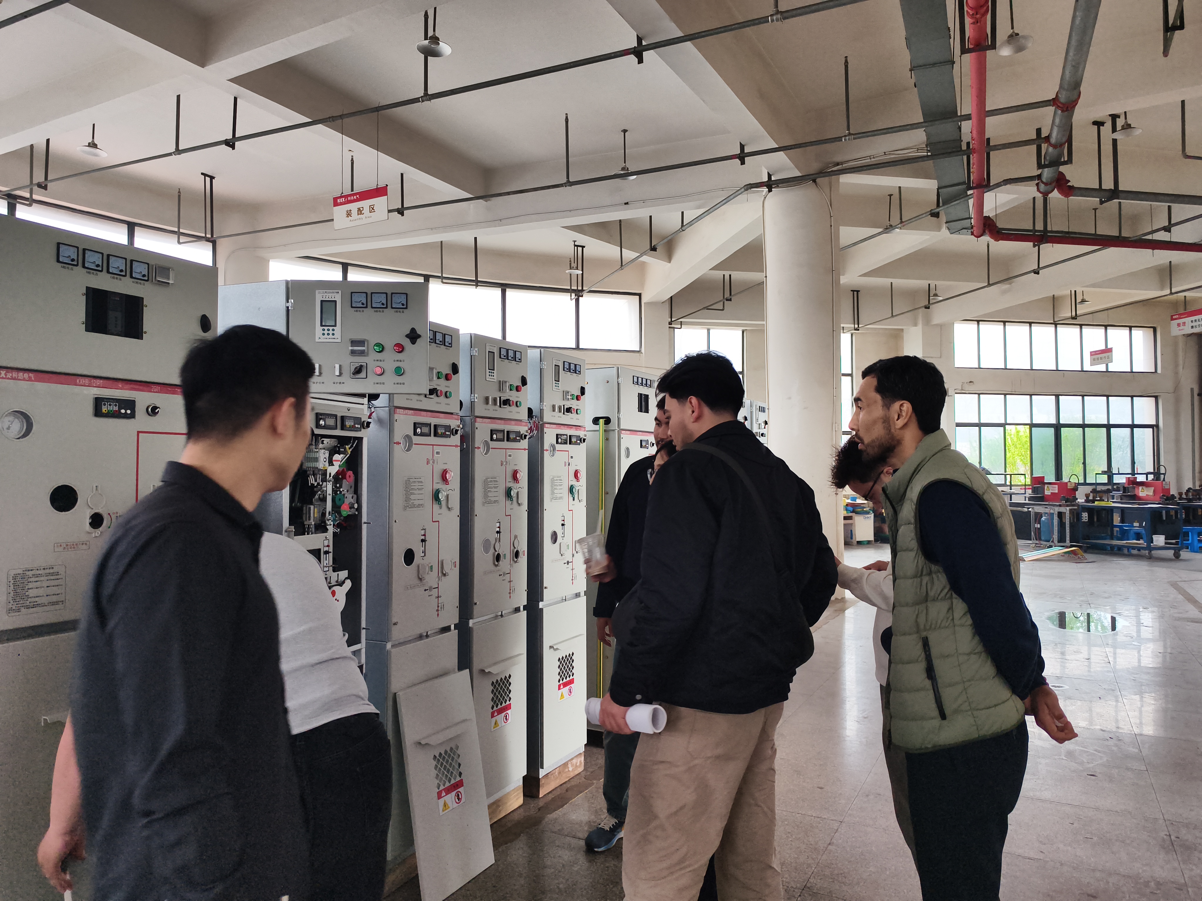 Kazachstano klientai lankosi „Kexun Electric“ aukštos įtampos elektros paskirstymo įrangos gamybos bazėje